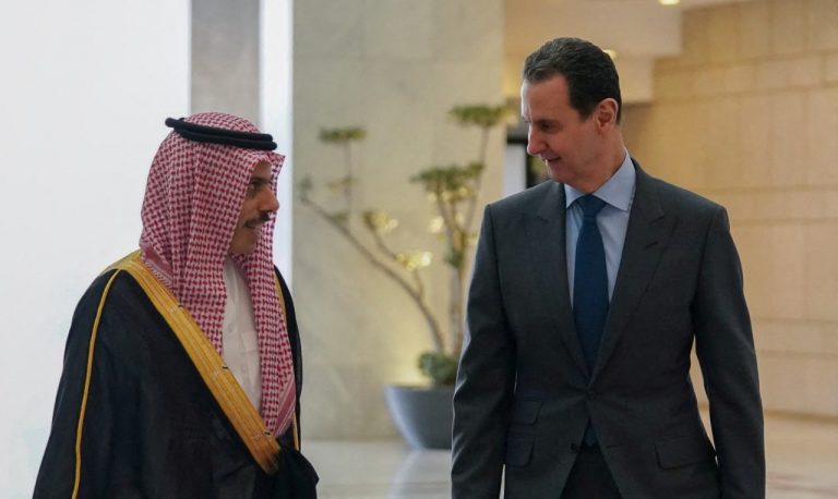Παρά τις αντιρρήσεις των ΗΠΑ η Σαουδική Αραβία επιμένει στην επαναπροσέγγιση με τη Συρία
