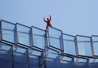 Συνταξιοδοτικό Γαλλία: Ο Γάλλος Spiderman σκαρφάλωσε σε ουρανοξύστη διαδηλώνοντας κατά του Μακρόν