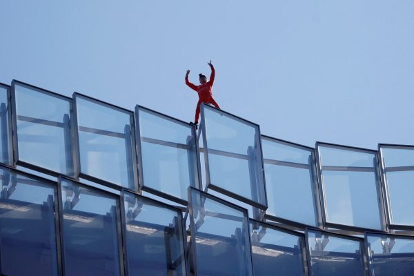 Συνταξιοδοτικό Γαλλία: Ο Γάλλος Spiderman σκαρφάλωσε σε ουρανοξύστη διαδηλώνοντας κατά του Μακρόν
