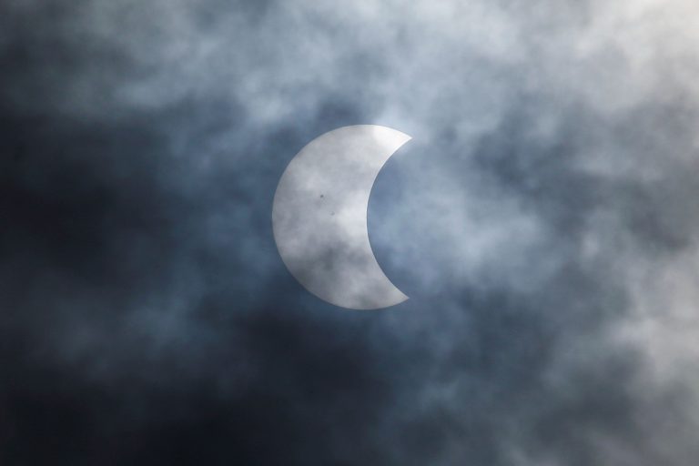 Υβριδική έκλειψη ηλίου: Το σπάνιο εντυπωσιακό φαινόμενο – Θεαματικές εικόνες Αυστραλία και Ινδονησία