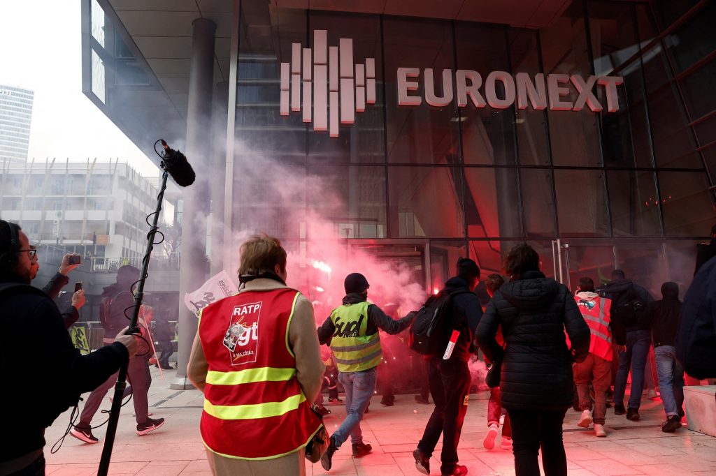 Χάος στην Γαλλία – Διαδηλωτές εισέβαλαν σε κτίριο του Χρηματιστηρίου στο Παρίσι