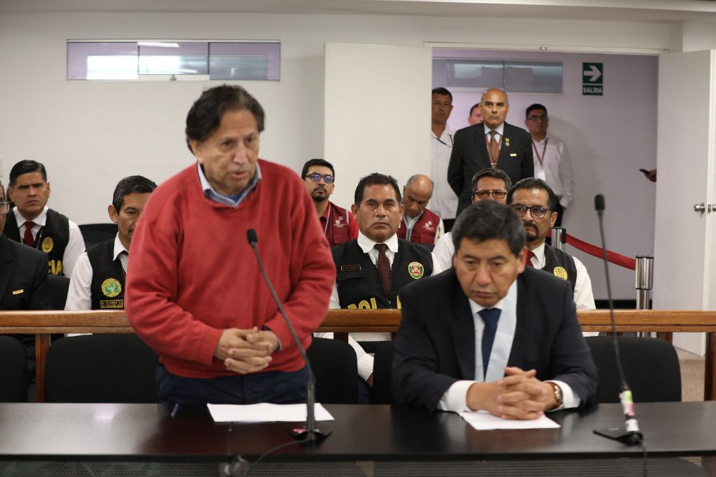 Αλεχάντρο Τολέδο: Ο πρώην πρόεδρος του Περού εκδόθηκε από τις ΗΠΑ και προφυλακίζεται