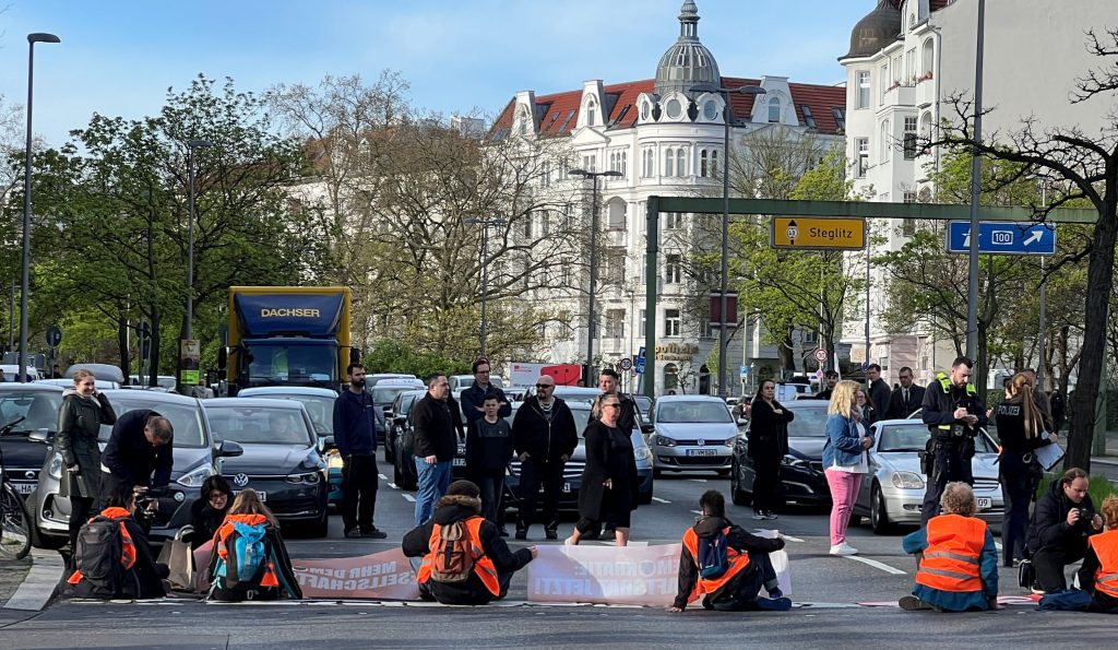 «Τελευταία Γενιά»: Ακτιβιστές του κλίματος έφεραν κυκλοφοριακό χάος στο Βερολίνο (εικόνες)
