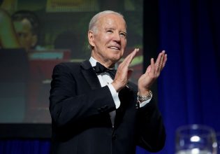 Τζο Μπάιντεν: Γέλια μέχρι δακρύων στο γεύμα των ανταποκριτών