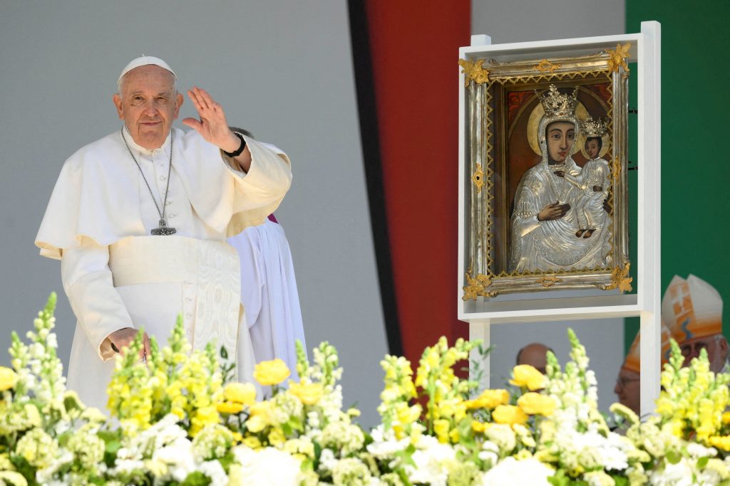 «Μην κλείνετε τις πόρτες στους ξένους και στους μετανάστες», κάλεσε ο πάπας Φραγκίσκος τον ουγγρικό λαό