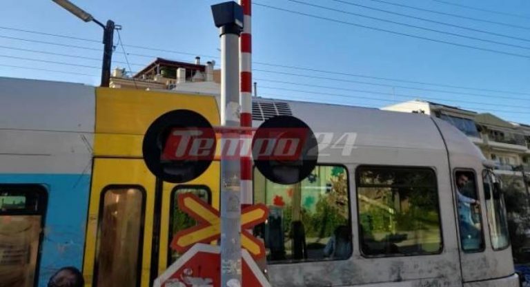 Πάτρα: Το τρένο πέρασε από διάβαση με… ανεβασμένες τις μπάρες