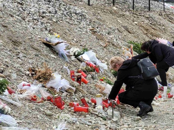 Τέμπη: Συγκίνηση και ανείπωτος πόνος στο μνημόσυνο για τα θύματα του σιδηροδρομικού δυστυχήματος [Εικόνες και Βίντεο]