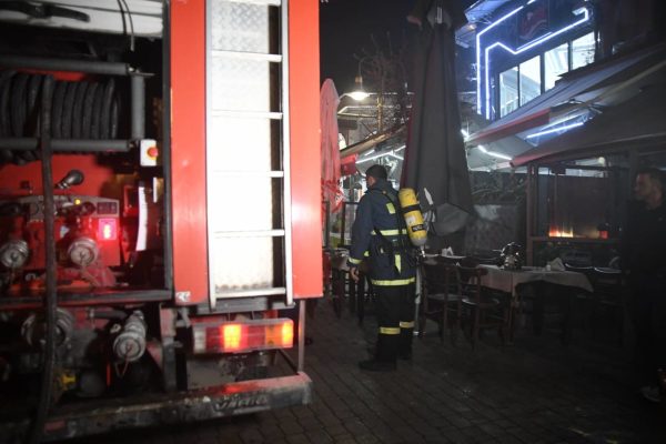 Έκρηξη σε εμπορικό κέντρο στη Λάρισα: Υλικές ζημιές σε κατάστημα