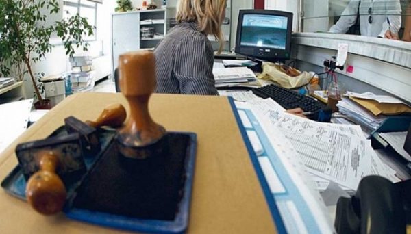 Στο δρόμο για τις εκλογές η κυβέρνηση παρουσιάζει τους δημόσιους υπαλλήλους ως «βαθύ κράτος»