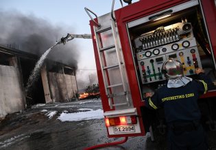 Φωτιά σε διαμέρισμα στην Ελευσίνα – Μεγάλη κινητοποίηση της Πυροσβεστικής