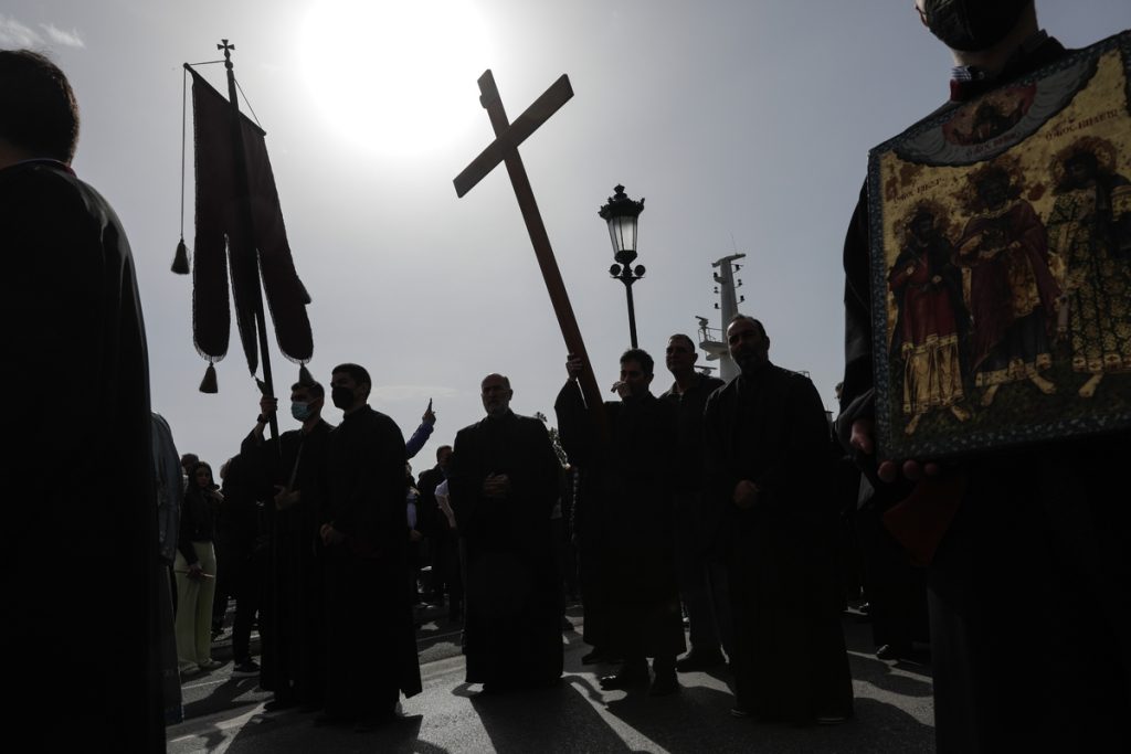 Μεγάλη Παρασκευή: Τα έθιμα που γιορτάζουμε – Ο Επιτάφιος, ο Εσπερινός και η Αποκαθήλωση του Εσταυρωμένου