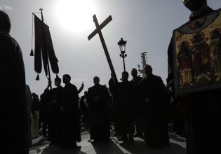 Μεγάλη Παρασκευή: Τα έθιμα που γιορτάζουμε – Ο Επιτάφιος, ο Εσπερινός και η Αποκαθήλωση του Εσταυρωμένου