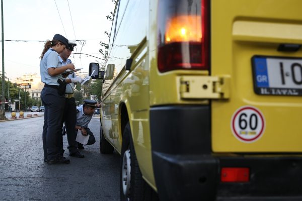 Συνελήφθη οδηγός σχολικού που μετέφερε μαθητές χωρίς δίπλωμα