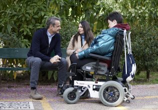 Ο Κυριάκος Μητσοτάκης επισκέφτηκε την παραολυμπιονίκη Άννα Ντέντα – Τι είπαν για τον «Προσωπικό Βοηθό»