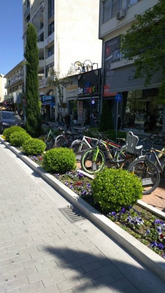 Δήμος Λαρισαίων: «Φυτεύουμε λουλούδια και κάποιοι τα παίρνουν για τον κήπο τους φαίνεται»