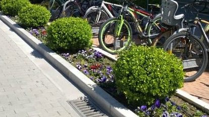Δήμος Λαρισαίων: «Φυτεύουμε λουλούδια και κάποιοι τα παίρνουν για τον κήπο τους φαίνεται»