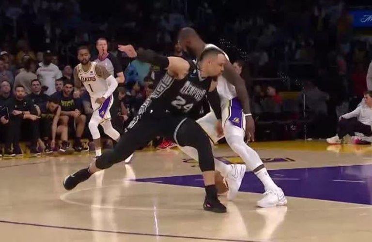 Χαμός στο LA: Ο Ντίλον Μπρουκς αποβλήθηκε για χτύπημα στα γεννητικά όργανα του ΛεΜπρόν Τζέιμς (vid)