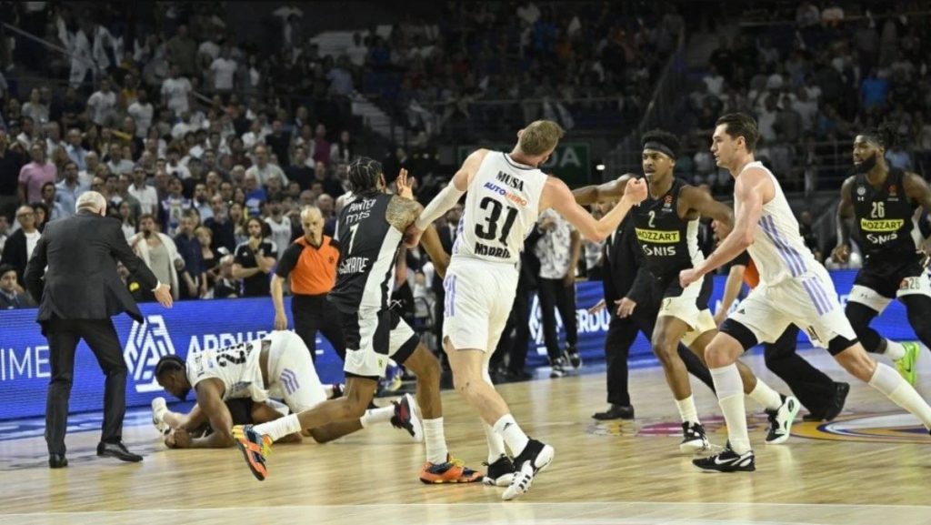 Ο Γιαμπουσέλε το έχει κάνει ξανά: Από την… κουτουλιά και τη χειρονομία με τα γεννητικά όργανα στη δολοφονική λαβή στον Έξουμ