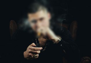 Τράπερ: Παραδόθηκε ο 24χρονος που κατηγορείται για τον ομαδικό βιασμό 19χρονης