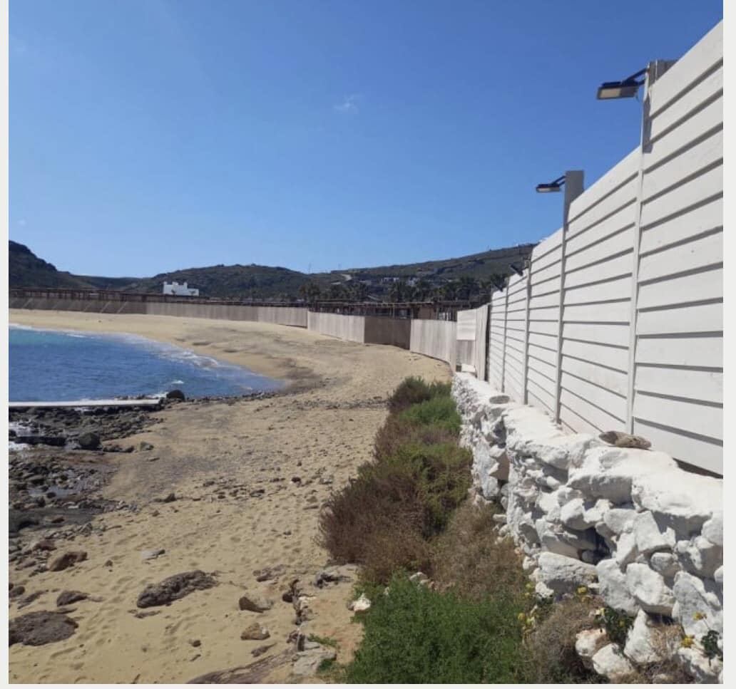 Μύκονος: Μπήκε φράχτης στην παραλία Πάνορμος - Οργισμένες αντιδράσεις