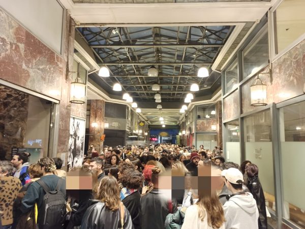 Συγκινητική στήριξη των Αθηναίων στους ιστορικούς κινηματογράφους «Ιντεάλ», «Άστορ» και «Ίριδα»