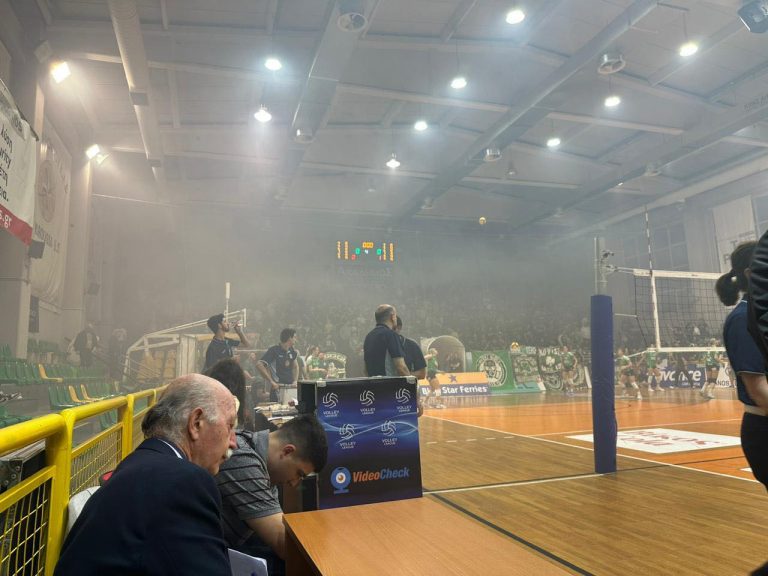 Καπνογόνα και διακοπή στο Παναθηναϊκός – Ολυμπιακός, ζήτησαν εκκένωση οι διαιτητές