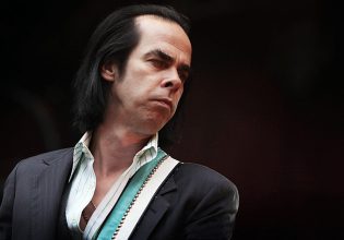 Ο Νικ Κέιβ δηλώνει κεντρώος πολιτικά: «Δεν ξέρω τίποτα με σιγουριά»