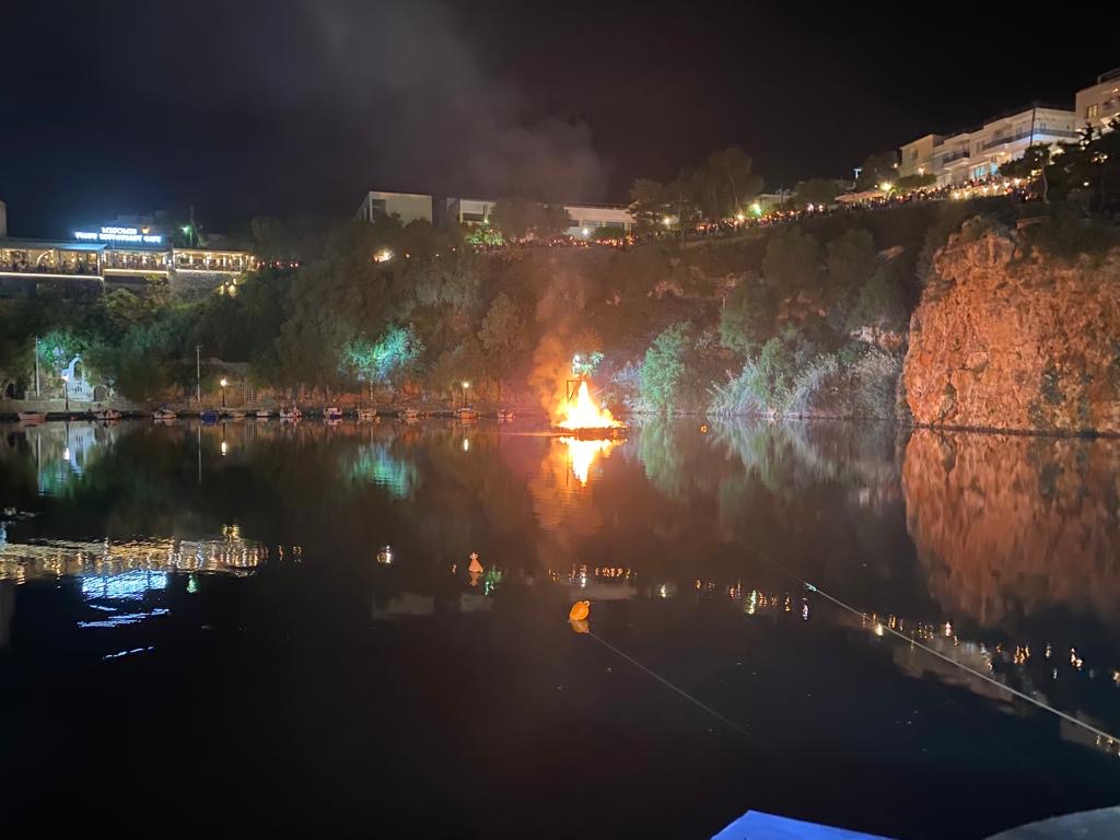 Το κάψιμο του Ιούδα στη λίμνη του Αγίου Νικολάου - Το βράδυ της Ανάστασης το ξεχωριστό έθιμο