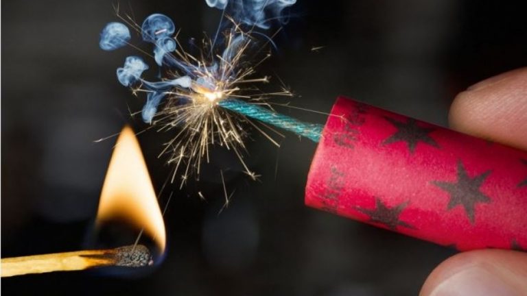 Δεν είναι μαγκιά να σκοτώνεσαι ή να ακρωτηριάζεσαι με βεγγαλικά και κροτίδες