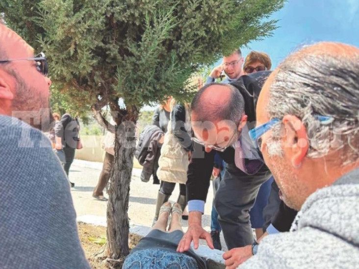 Βόλος: Ο βουλευτής Κ. Μαραβέγιας έδωσε τις πρώτες βοήθειες σε ηλικιωμένη που λιποθύμησε στον Επιτάφιο