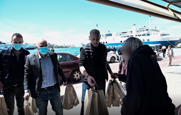 Πασχαλινά «γεύματα αγάπης» από τον Δήμο Πειραιά σε άστεγους πολίτες