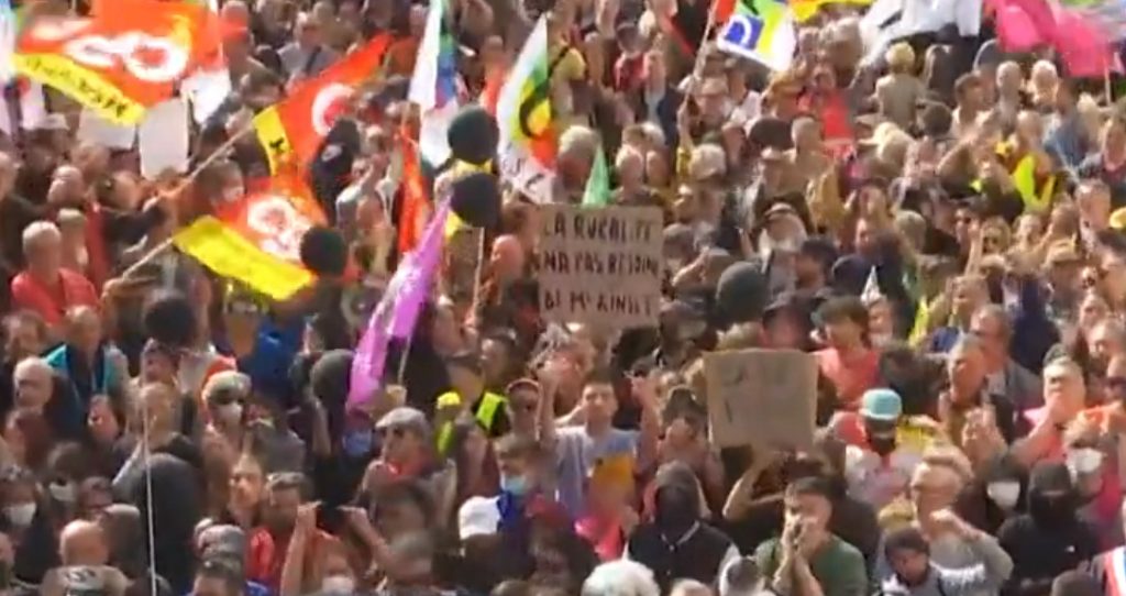 Κατασχέθηκαν… κατσαρόλες και τηγάνια σε διαδήλωση κατά του Μακρόν