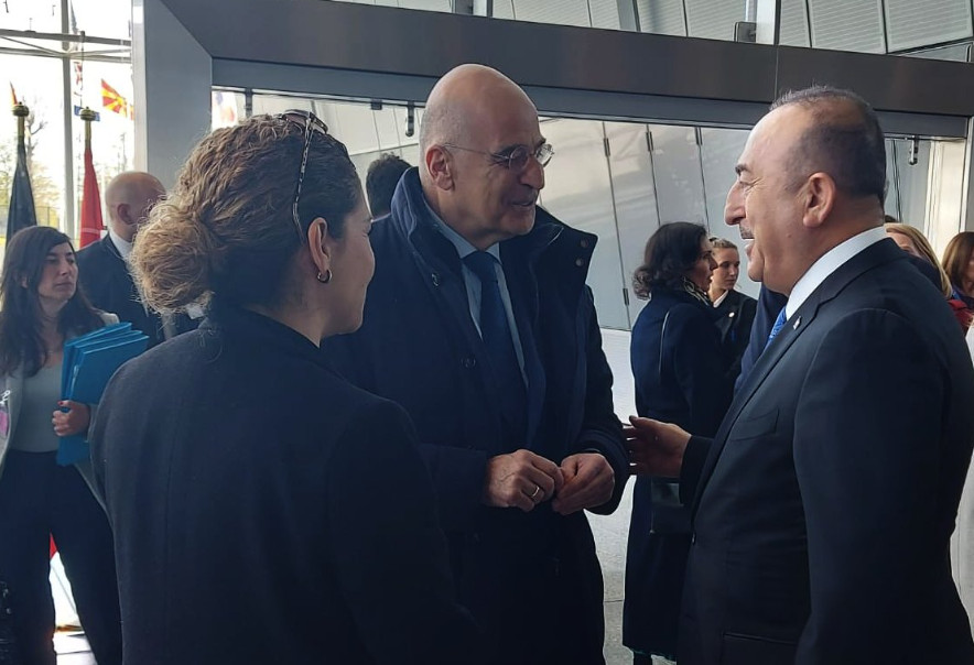 Σύντομη συνάντηση Δένδια – Τσαβούσογλου στις Βρυξέλλες