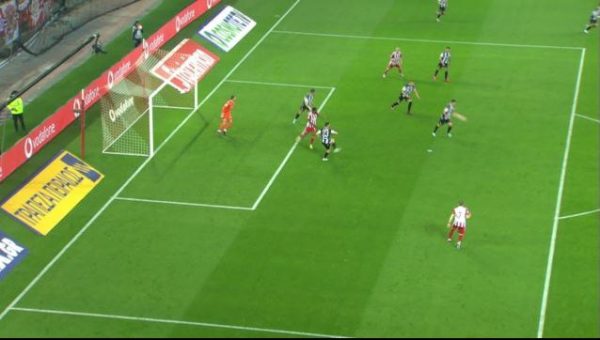 Έντονες διαμαρτυρίες των ερυθρόλευκων για πέναλτι