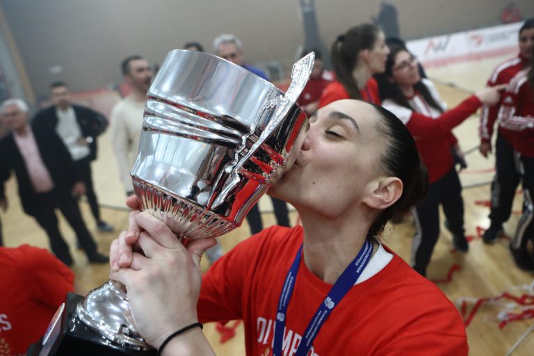 Το έβδομο πρωτάθλημα για τον Ολυμπιακό – Η «χρυσή βίβλος»