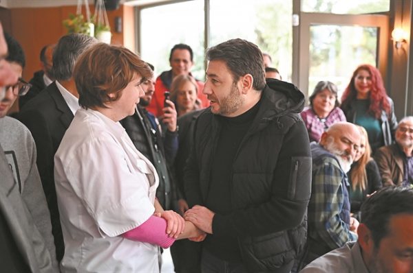 ΠΑΣΟΚ: Ρίχνει δίχτυα στη ζώνη των αναποφάσιστων