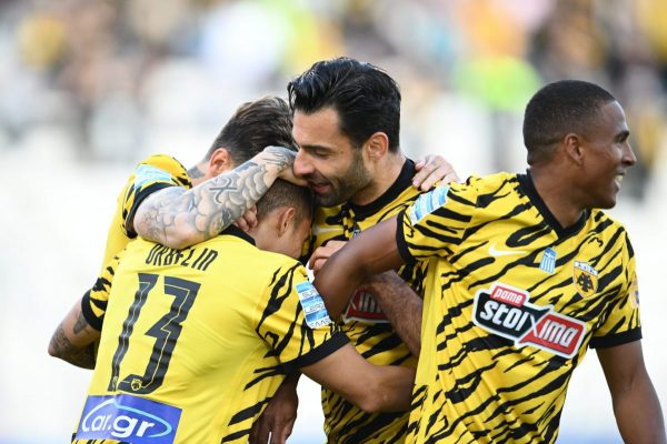 Βόλος – ΑΕΚ 0-1: Πέρασε με… βόλεϊ από τον Βόλο – Μαρς πέναλτι δεν έδωσε ο Σιδηρόπουλος