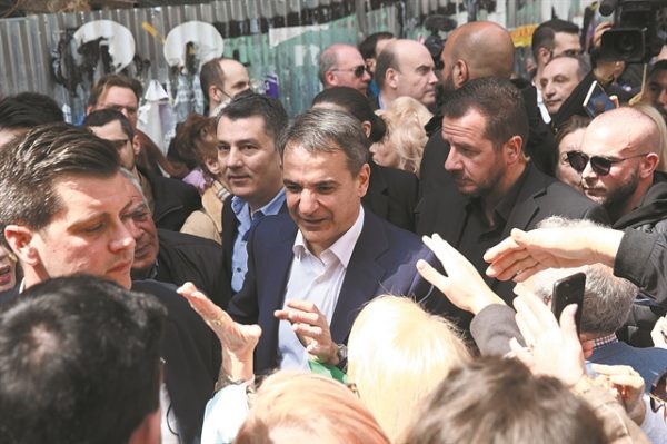 Επενδύει ξανά στον «μεσαίο χώρο»