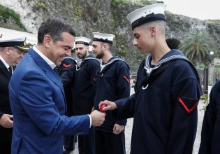 Στον ναύσταθμο Κέρκυρας ο Τσίπρας – «Τι γίνεται ρε παιδιά, τα τζούφια αυγά μου δίνετε;»