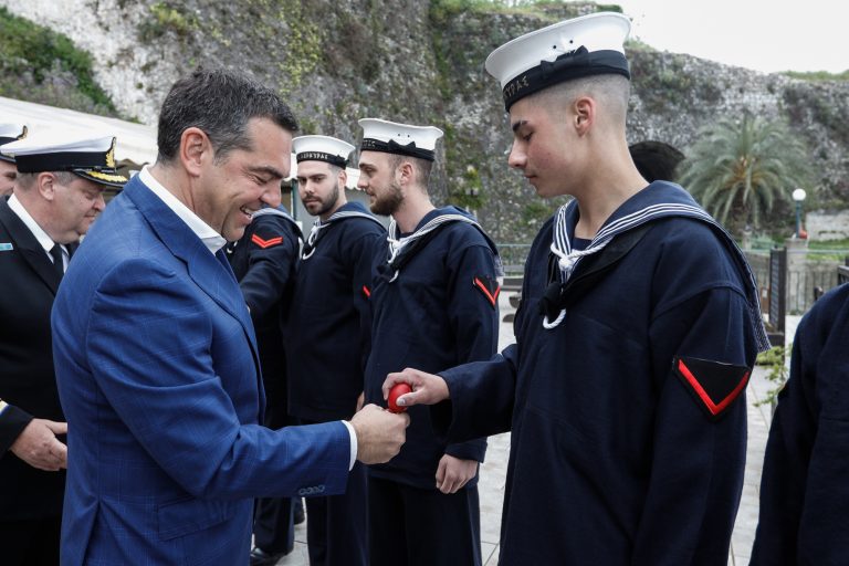 Στον ναύσταθμο Κέρκυρας ο Τσίπρας – «Τι γίνεται ρε παιδιά, τα τζούφια αυγά μου δίνετε;»