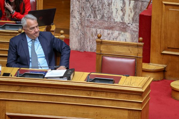 Δημόσιο: Κόβονται οι άδειες «από τη σημαία» – Τι προβλέπει το νομοσχέδιο