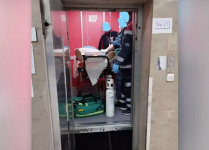 Εικόνες ντροπής σε νοσοκομείο - Διασωληνωμένος ασθενής εγκλωβίστηκε στο ασανσέρ