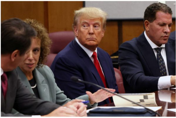 ΗΠΑ: Έφυγε από το δικαστήριο ο Ντόναλντ Τραμπ – Δήλωσε αθώος για 34 κατηγορίες