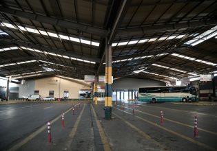 Οδηγός αστικού λεωφορείου καταγγέλλει πως τον χτύπησε παρέα νεαρών κατά τη διάρκεια δρομολογίου στη Θεσσαλονίκη