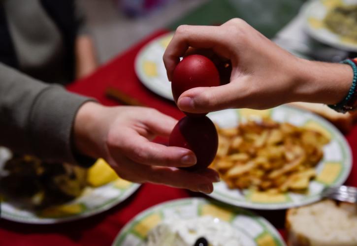 Καλάθι του Πάσχα: «Δεν απαντά στην ακρίβεια - Εκβιάζει τους κτηνοτρόφους», λένε τα κόμματα