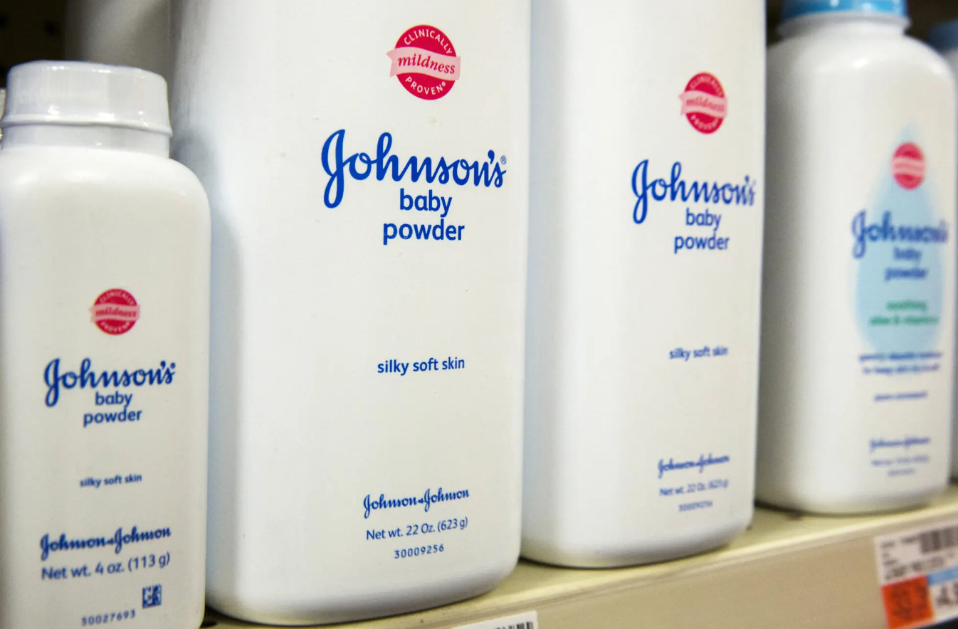 Johnson & Johnson: Καταβάλλει αποζημίωση «μαμούθ» σε καταναλωτές για το «καρκινογόνο ταλκ»