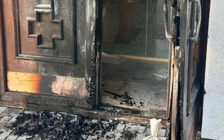 Ουκρανία: Έβαλαν φωτιά στο ναό της Γεννήσεως της Θεοτόκου στη Λβιβ