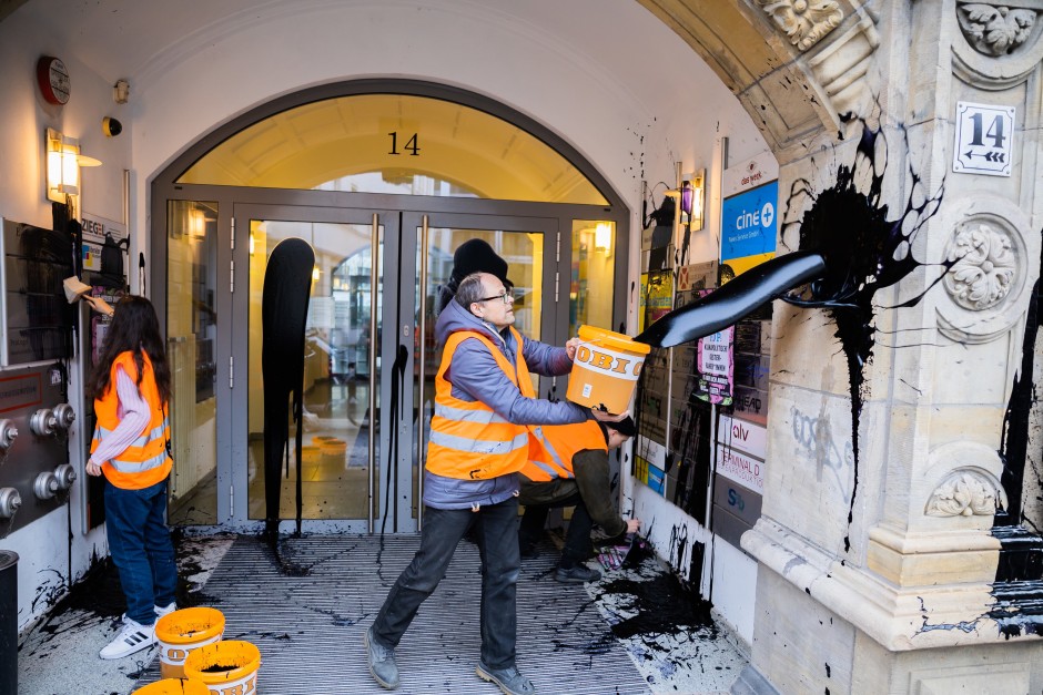 Ακτιβιστές ρίχνουν μαύρη μπογιά σε κτίρια στο Βερολίνο – «Έβαψαν» και τα γραφεία του FDP