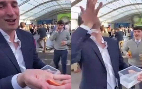 Αποτροπιασμός: Η στιγμή που άνδρας τρώει ζωντανό χρυσόψαρο – Σοκαριστικό βίντεο