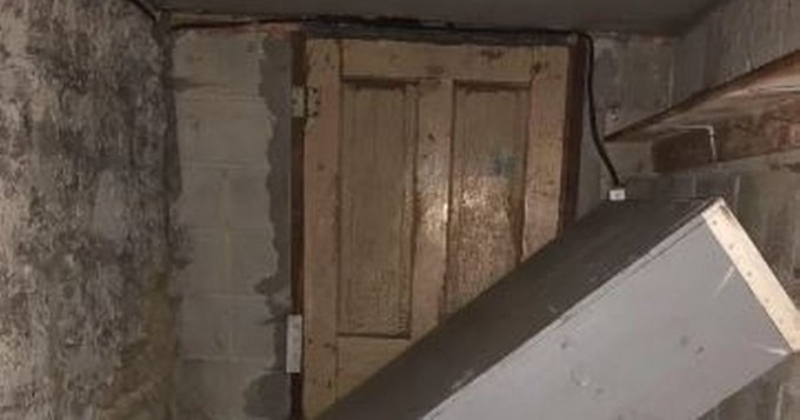 Mirror: Εφιάλτης το υπόγειο με την κλειστή πόρτα για νεαρό Βρετανό – Ούτε τα σκυλιά του δεν πλησιάζουν